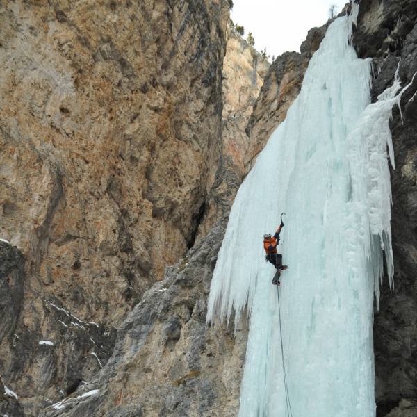 Bergf&uuml;hrer Adam auf der Einstiegsl&auml;nge - I Droc - Eisklettern im Langental - Catores