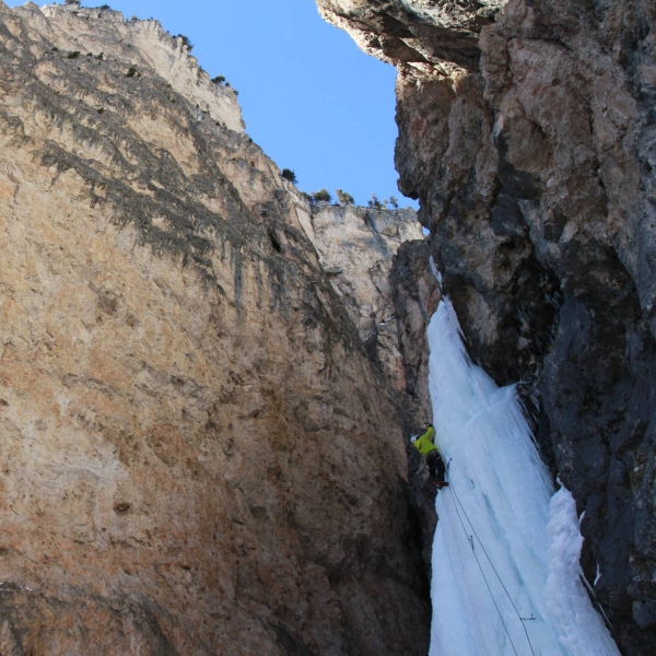 S&auml;ule der ersten Seill&auml;nge (WI5+) - I Droc - Eisklettern im Langental - Catores