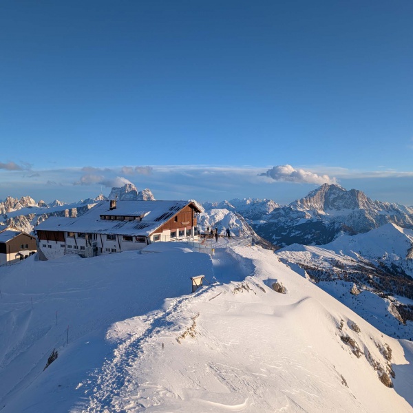 Rifugio Lagazuoi im Abendlicht - Individuelle Skisafari - Deine pers&ouml;nliche Skiwoche im Dolomiti Superski - Catores