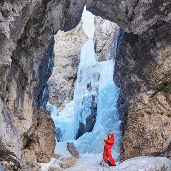 Durch den Tunnel - Eisklettern Langental - Tunnel - Perla Azzurra im Langental - Catores