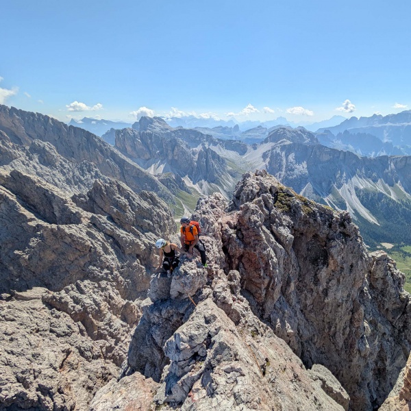Sulla cresta sommitale &ndash; Gli ultimi metri verso la vetta - Grande Fermeda Via Normale &ndash; Le Odle con Guida Alpina - Catores