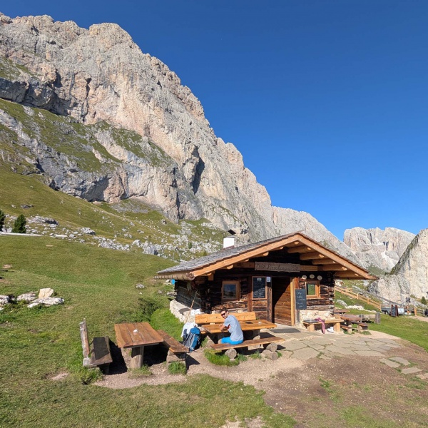 Dopo la discesa, la baita Piera Longia offre specialit&agrave; locali tradizionali. - Grande Fermeda Via Normale &ndash; Le Odle con Guida Alpina - Catores