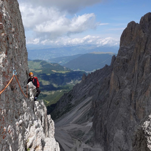 Traverse with the Sassolungo in the background - F&uuml;nffinger - Five Fingers Normal Route: Guided Dream Climb - Catores
