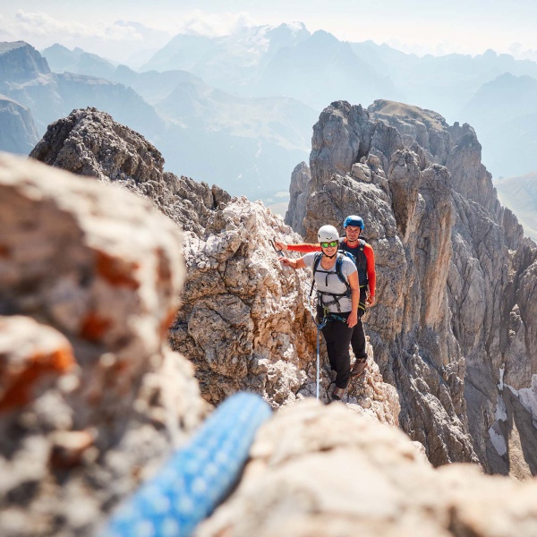 Am Gipfelgrat kurz nach dem Biwak. - Langkofel Normalweg mit einem einheimischen Bergf&uuml;hrer - Catores