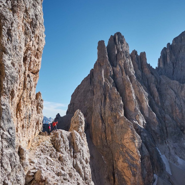 Fassanerband mit F&uuml;nffinger im Hintergrund - Langkofel Normalweg mit einem einheimischen Bergf&uuml;hrer - Catores