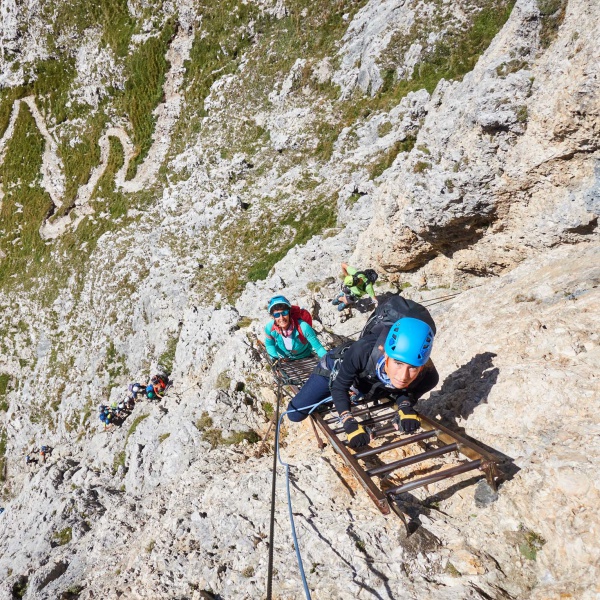 Hoch oben in der Schl&uuml;sselstelle (C) - Pisciadu-Tridentina Klettersteig mit Bergf&uuml;hrer - Catores
