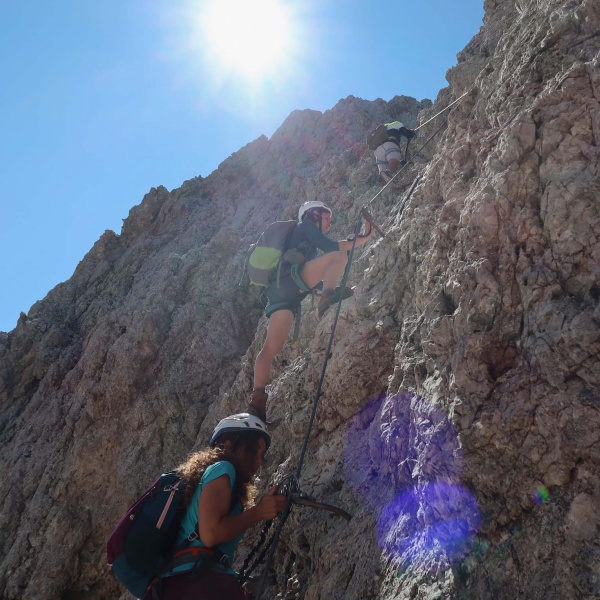 Steile Passage am Ostanstieg - Sass Rigais - Gef&uuml;hrter Klettersteig auf einen Dolomiten 3000er - Catores