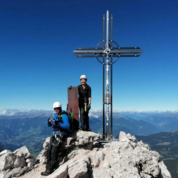 Gipfelkreuz (3.025 m) - Sass Rigais - Gef&uuml;hrter Klettersteig auf einen Dolomiten 3000er - Catores