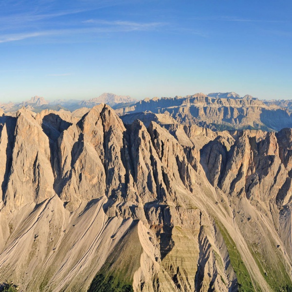 Die Geislergruppe von oben - Traumgipfel der Dolomiten - Sass Rigais - Gef&uuml;hrter Klettersteig auf einen Dolomiten 3000er - Catores