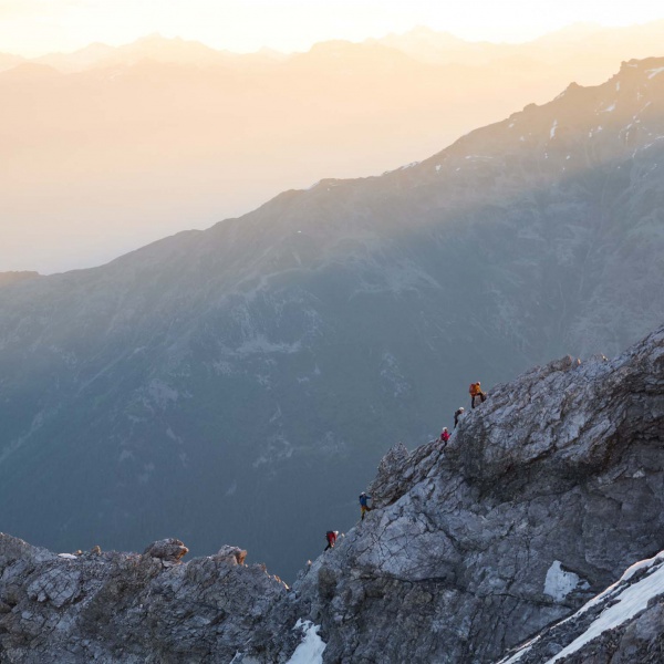 Tratto iniziale del tour sul sentiero tra le rocce e il Wandl - Via Normale all'Ortles con Guida Alpina - Catores