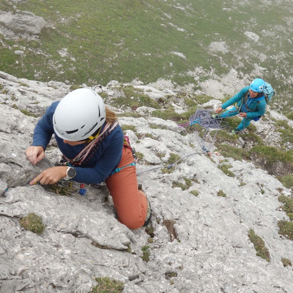 Mobilie Zwischensicherungen platzieren - Alpin-Kletterkurs f&uuml;r Anf&auml;nger Dolomiten - Catores