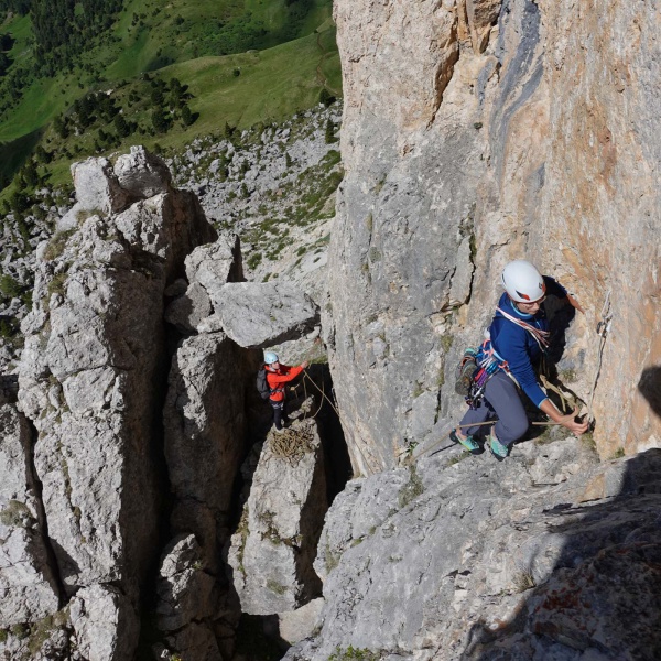 Vorstieg klettern am Ersten Sellaturm - Alpin-Kletterkurs f&uuml;r Fortgeschrittene Dolomiten - Catores
