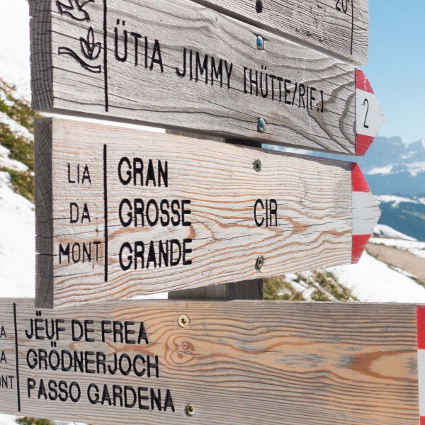 Wegweiser Gran Cir - Gro&szlig;e Cir - Panoramagipfel am Gr&ouml;dnerjoch - Catores