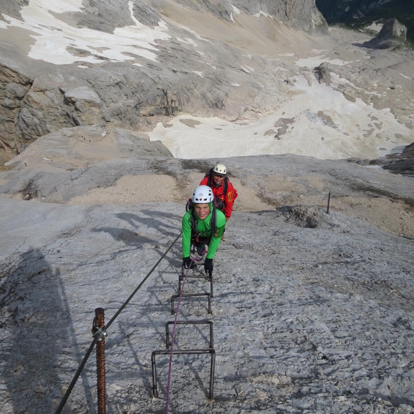 Leitern auf den Kalkplatten am Westgrat - Marmolada - Westgrat Klettersteig - Catores